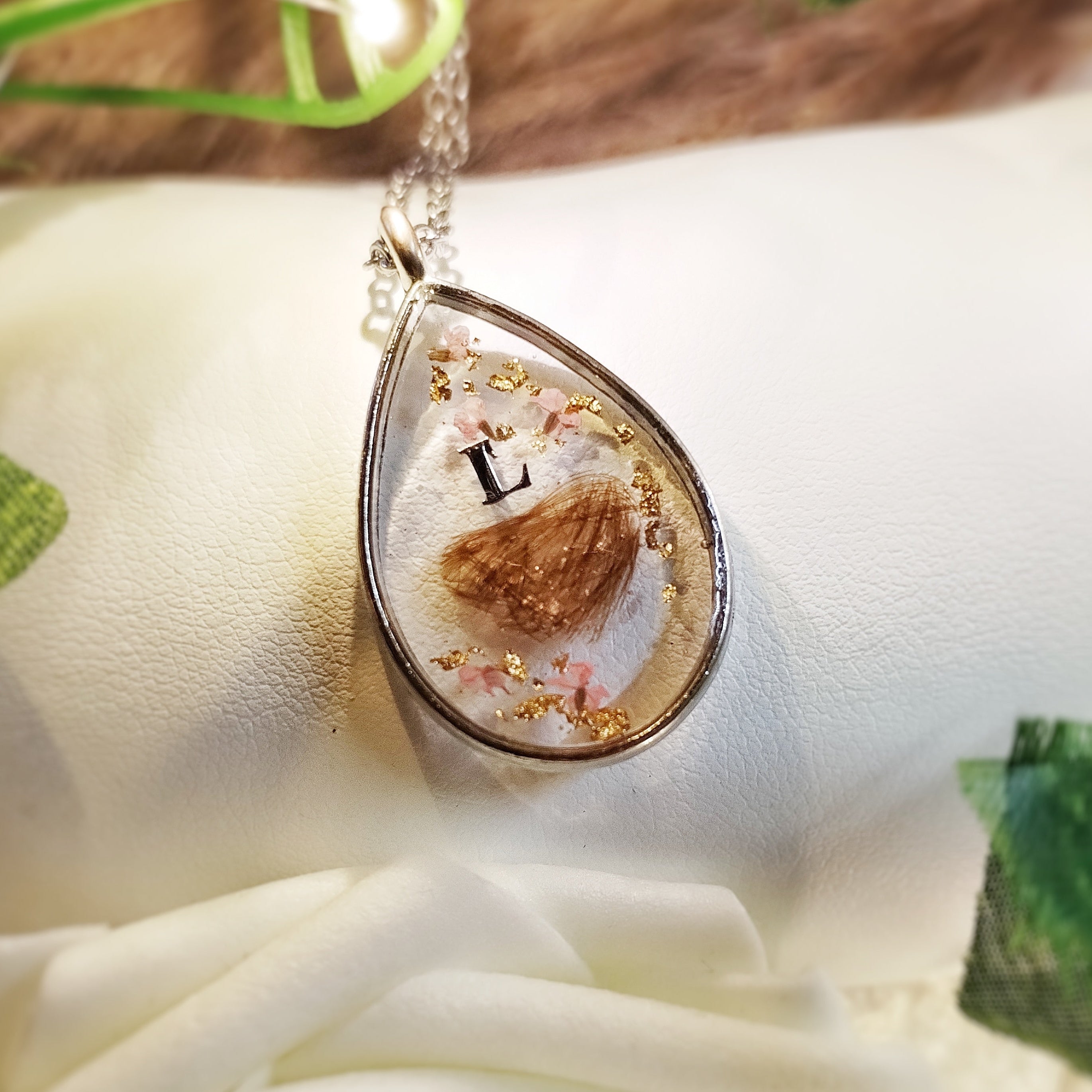 Pendentif en acier inoxydable, forme de goutte, mèche de cheveux en forme de cœur, inclusion dans la résine. 