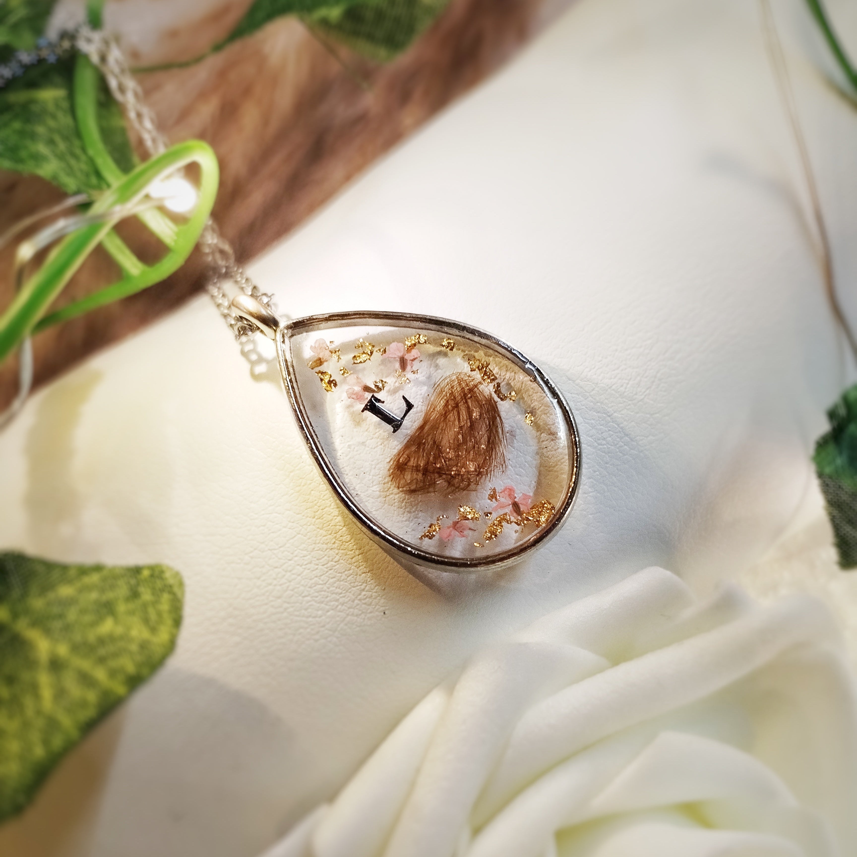 Pendentif en acier inoxydable, forme de goutte, mèche de cheveux en forme de cœur, inclusion dans la résine. 