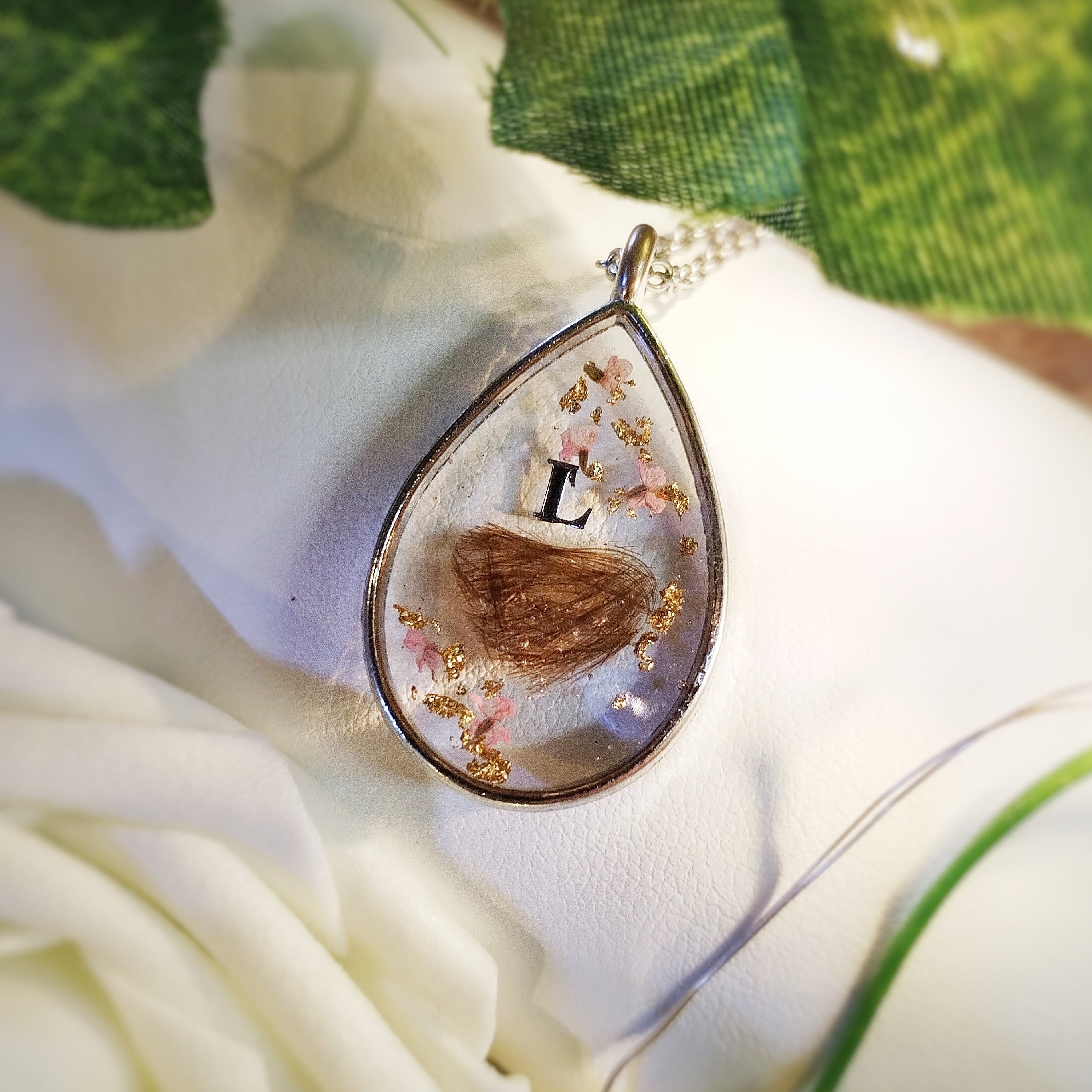 Pendentif en acier inoxydable, forme de goutte, mèche de cheveux en forme de cœur, inclusion dans la résine. 