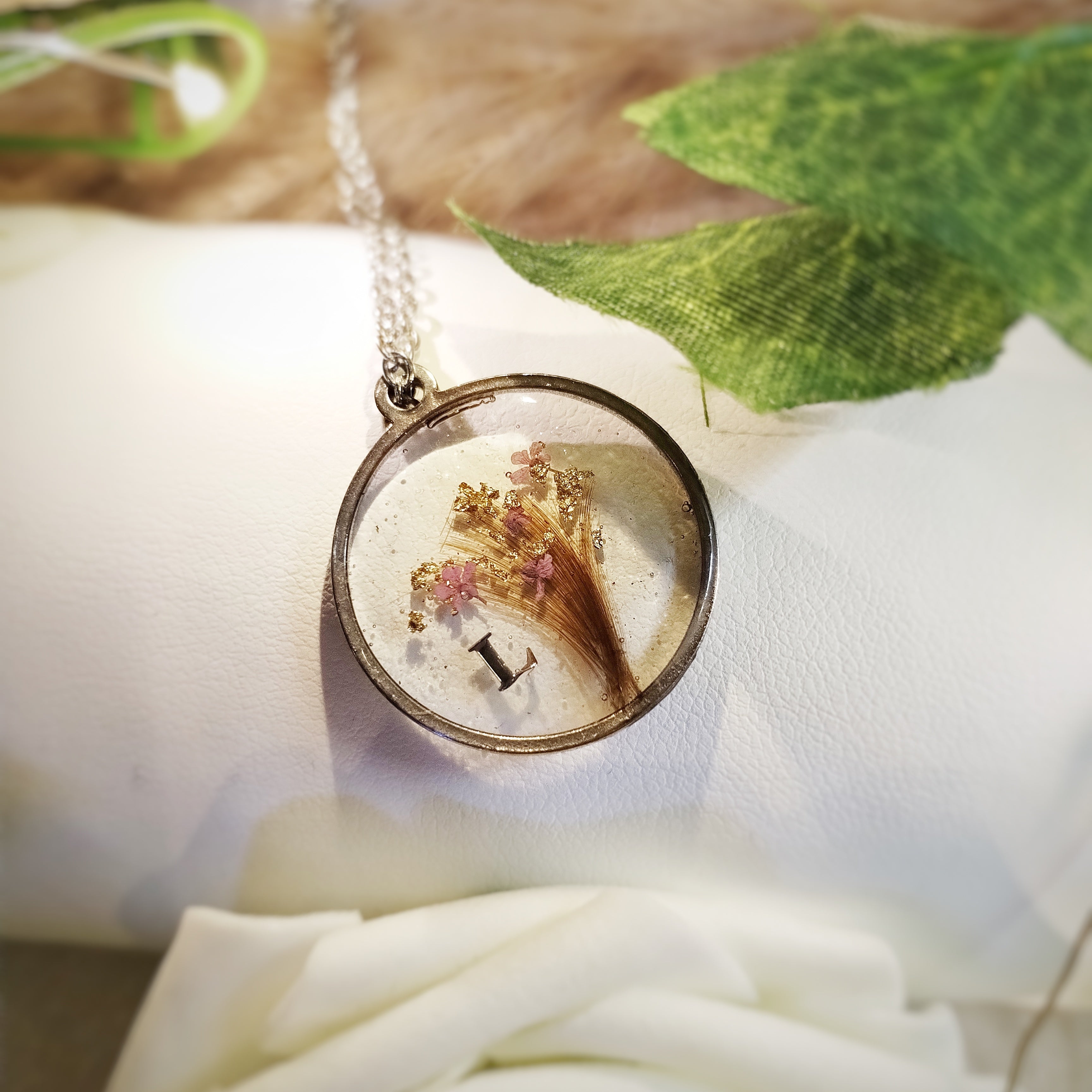 Pendentif en acier inoxydable, forme ronde, mèche de cheveux en forme d'arbre de vie, inclusion dans la résine. 