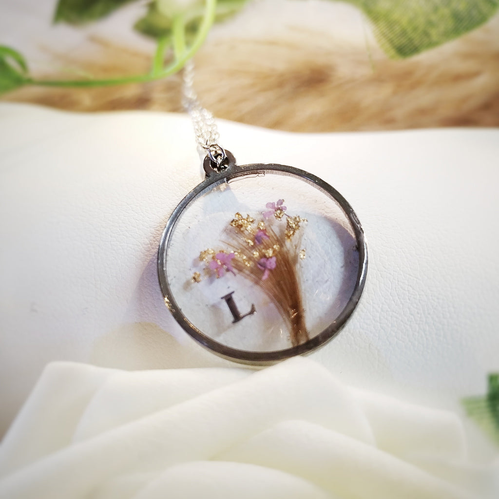 Pendentif en acier inoxydable, forme ronde, mèche de cheveux en forme d'arbre de vie, inclusion dans la résine. 