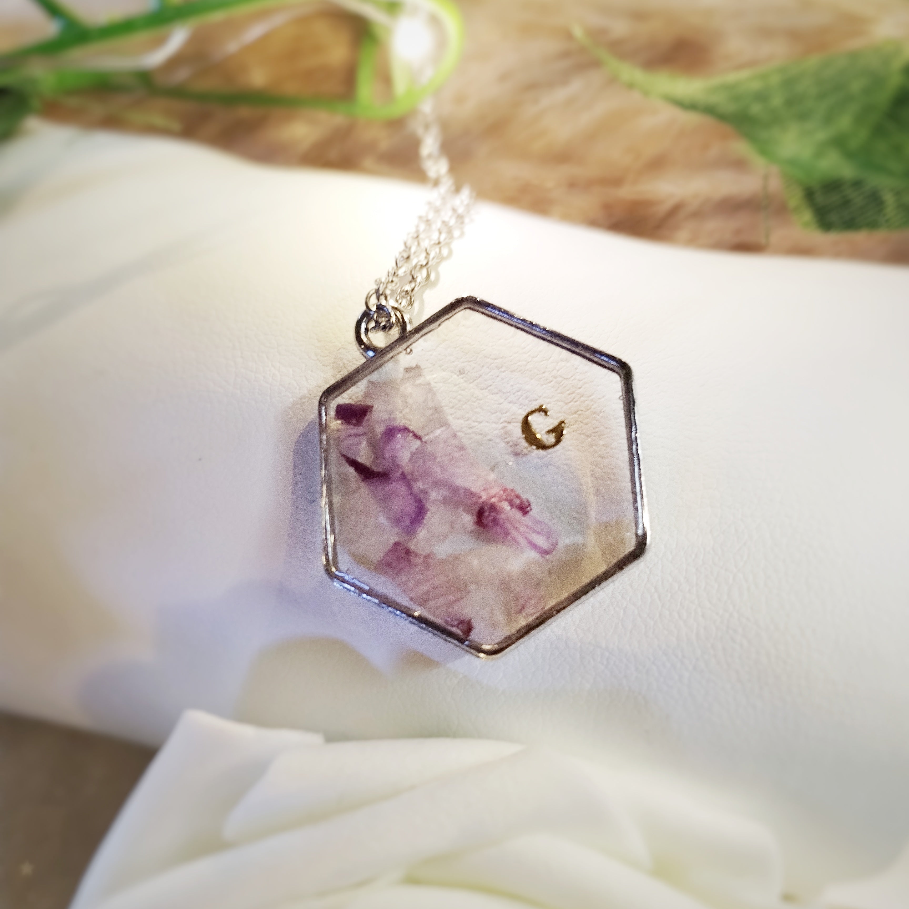 Bijou en acier inoxydable, résine, fleurs de naissance ou de cérémonie en inclusion dans la résine.