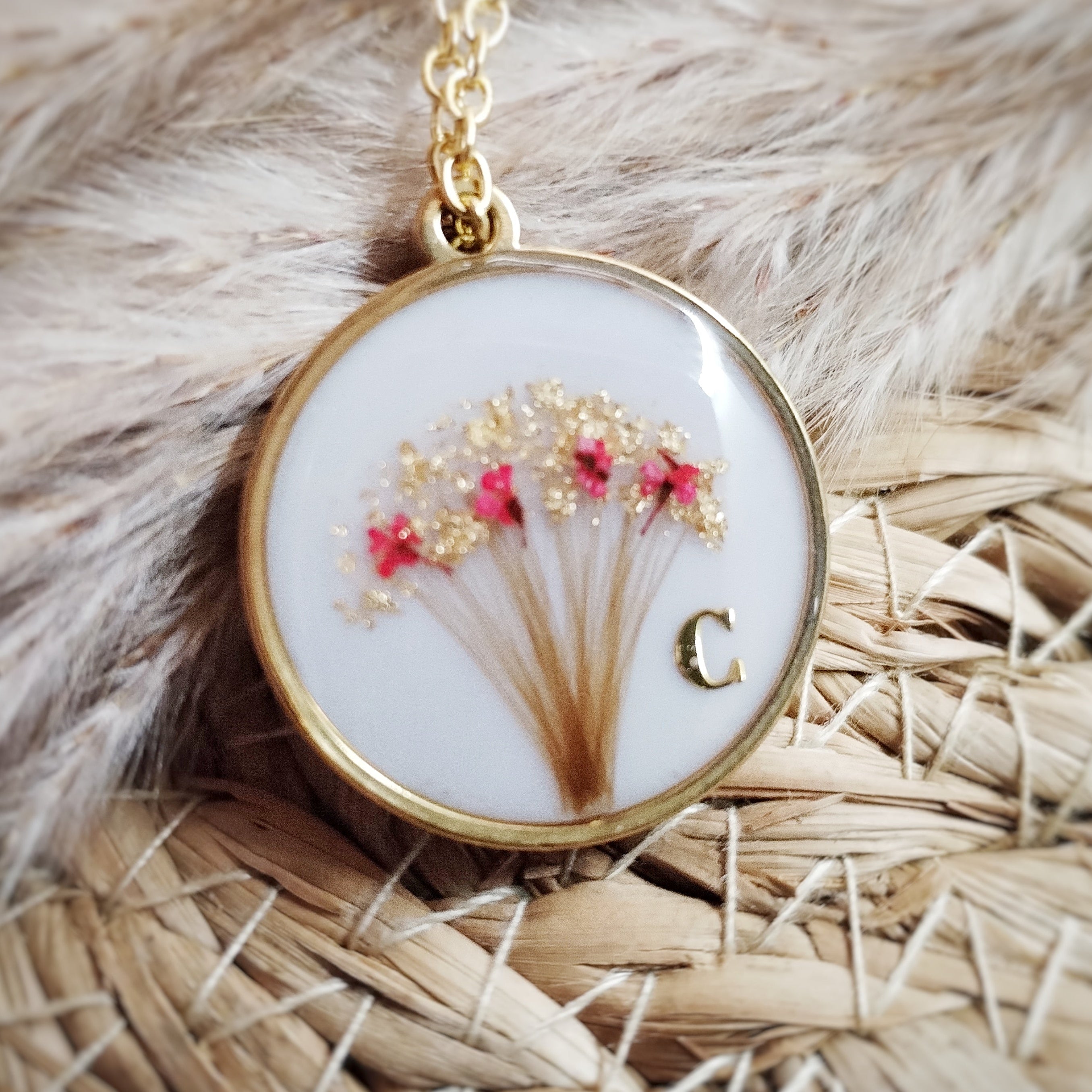Bijou de forme ronde, en acier inoxydable , lait maternel et mèche de cheveux d'enfant.