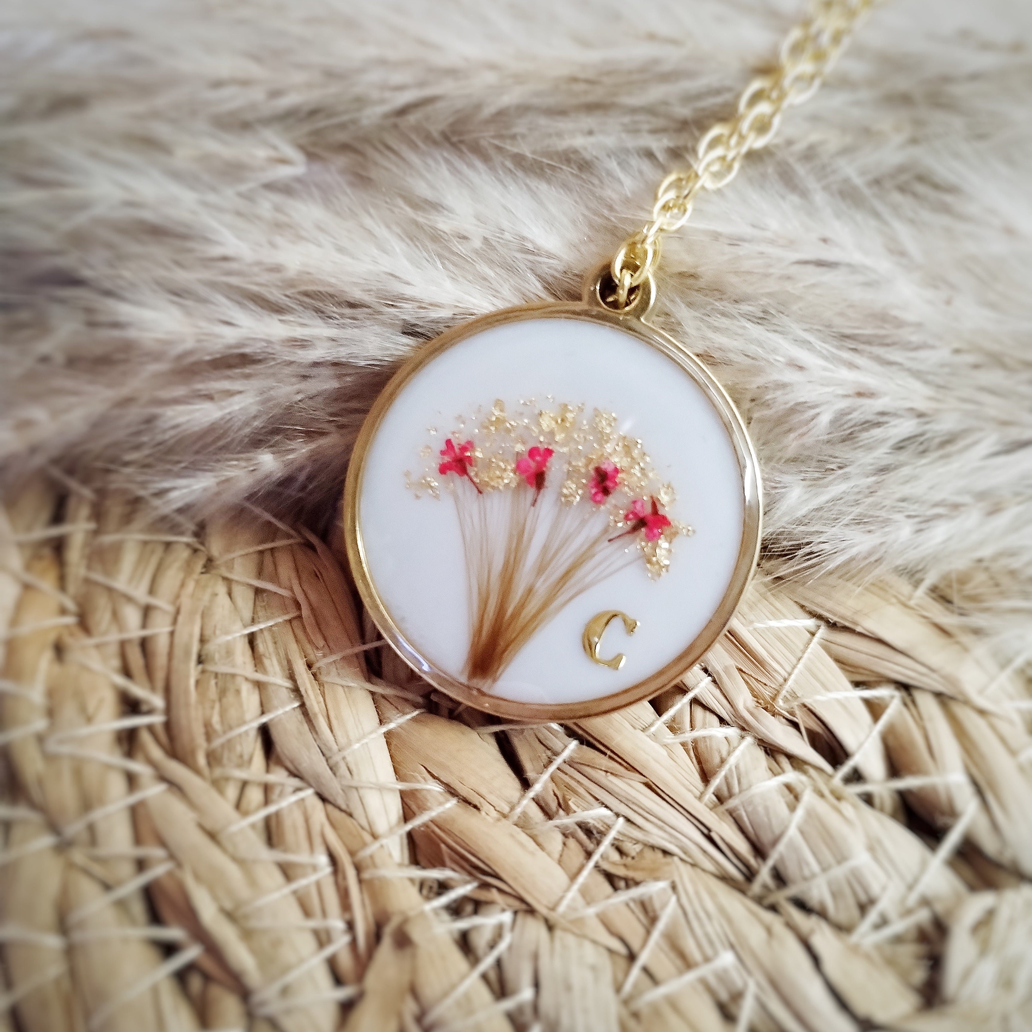 Bijou de forme ronde, en acier inoxydable , lait maternel et mèche de cheveux d'enfant.