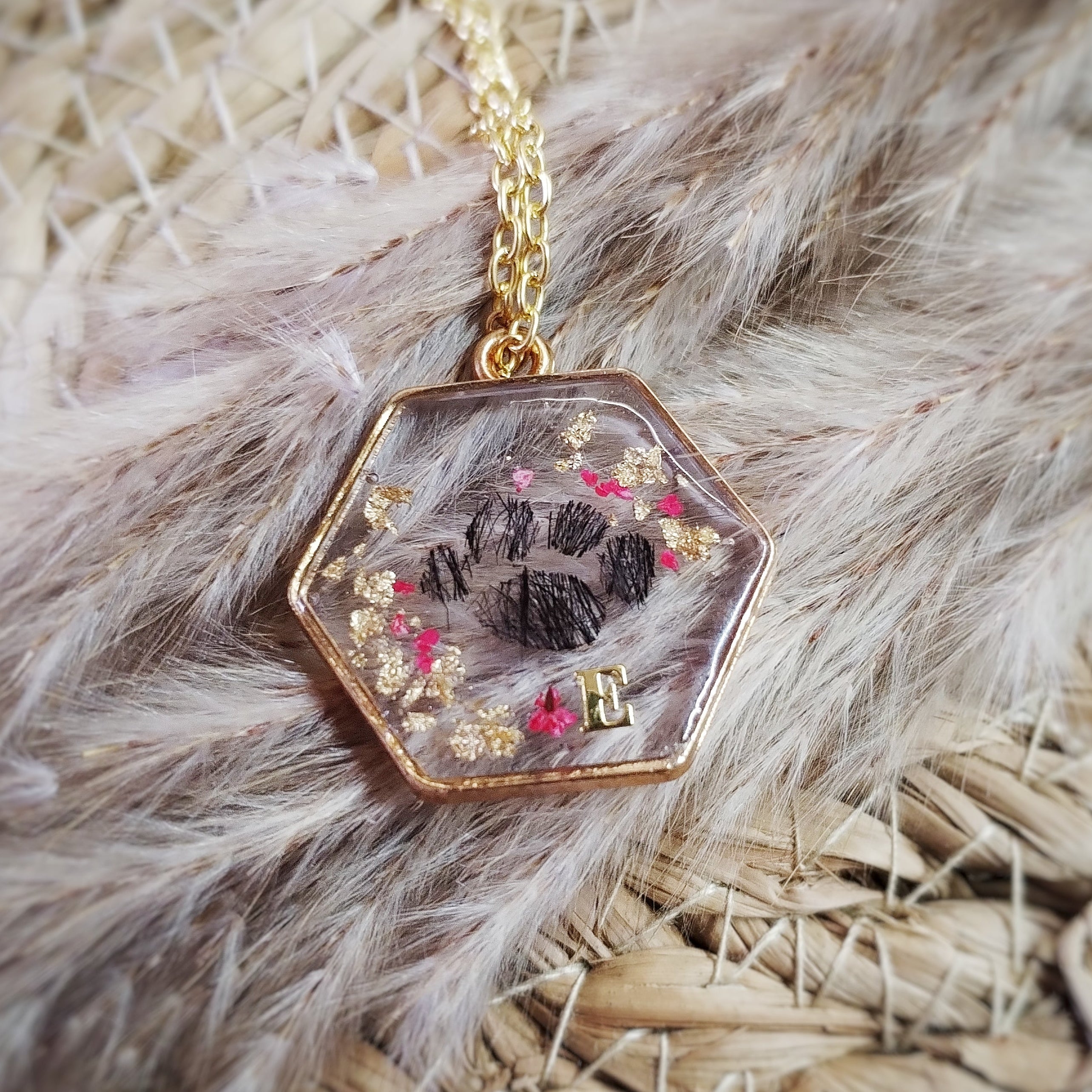 Bracelet en acier inoxydable, poils et/ou cendres d'animaux en inclusion dans la résine. Forme de patte.