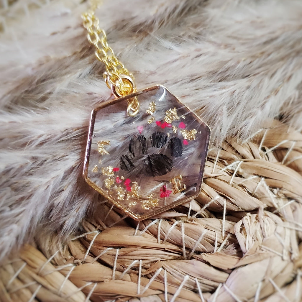 Bracelet en acier inoxydable, poils et/ou cendres d'animaux en inclusion dans la résine. Forme de patte.