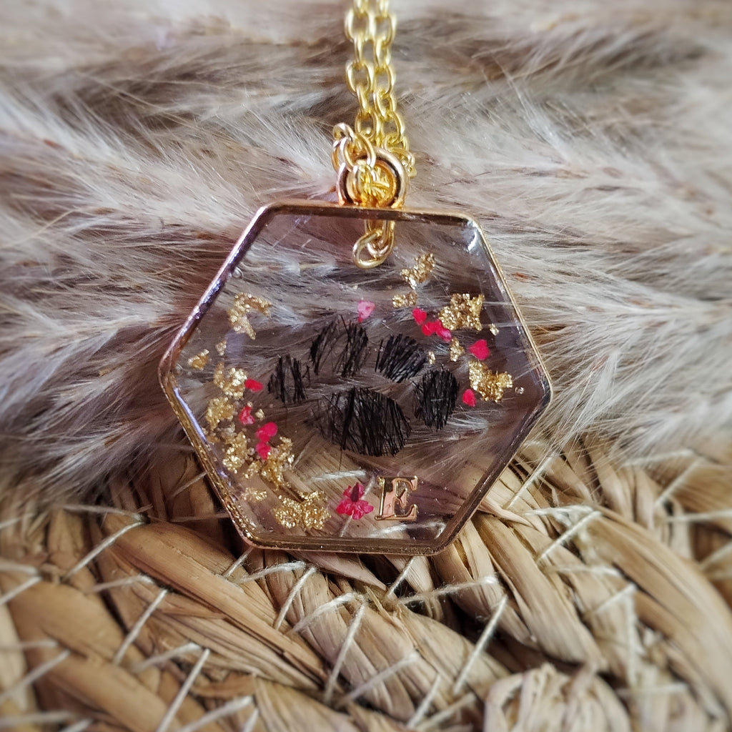 Bracelet en acier inoxydable, poils et/ou cendres d'animaux en inclusion dans la résine. Forme de patte.