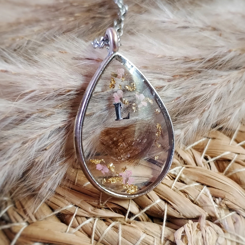 Pendentif en acier inoxydable, forme de goutte, mèche de cheveux en forme de cœur, inclusion dans la résine. 