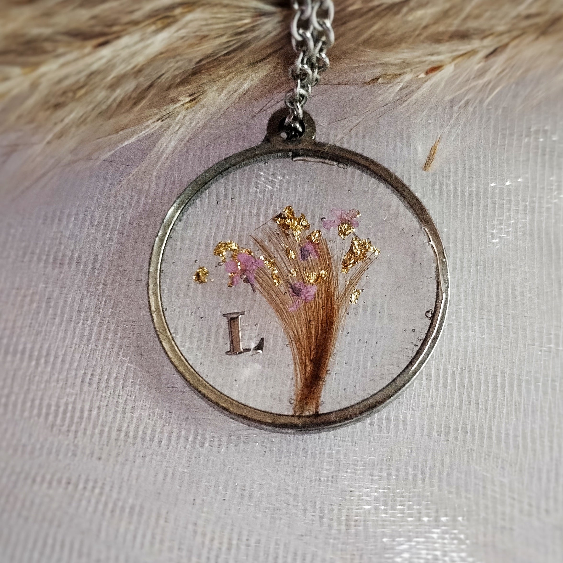 Pendentif en acier inoxydable, forme ronde, mèche de cheveux en forme d'arbre de vie, inclusion dans la résine. 