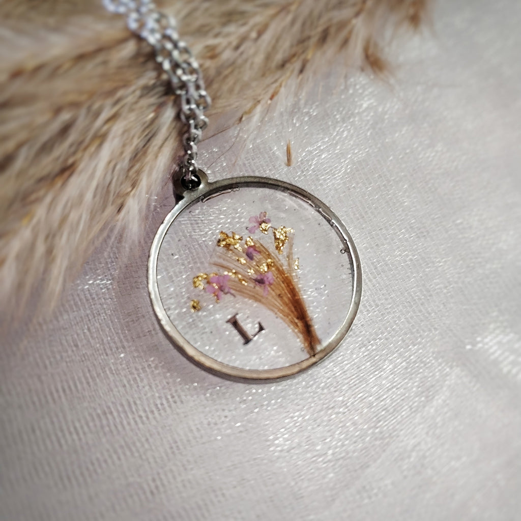 Pendentif en acier inoxydable, forme ronde, mèche de cheveux en forme d'arbre de vie, inclusion dans la résine. 