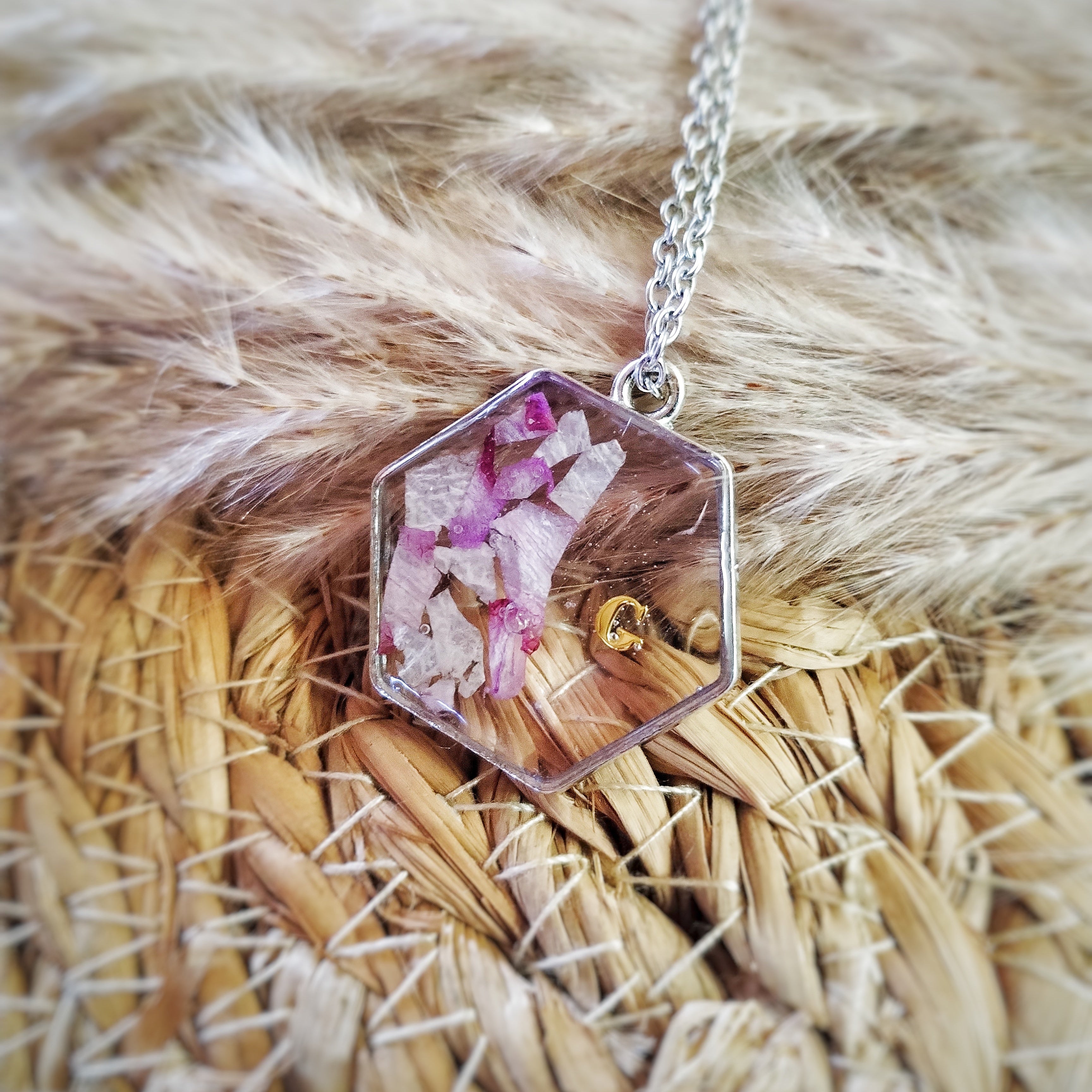 Bijou en acier inoxydable, résine, fleurs de naissance ou de cérémonie en inclusion dans la résine.